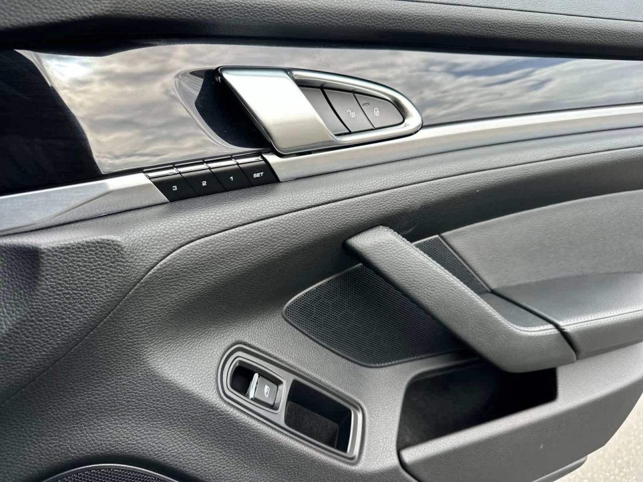 2015 Porsche Panamera 4dr HB