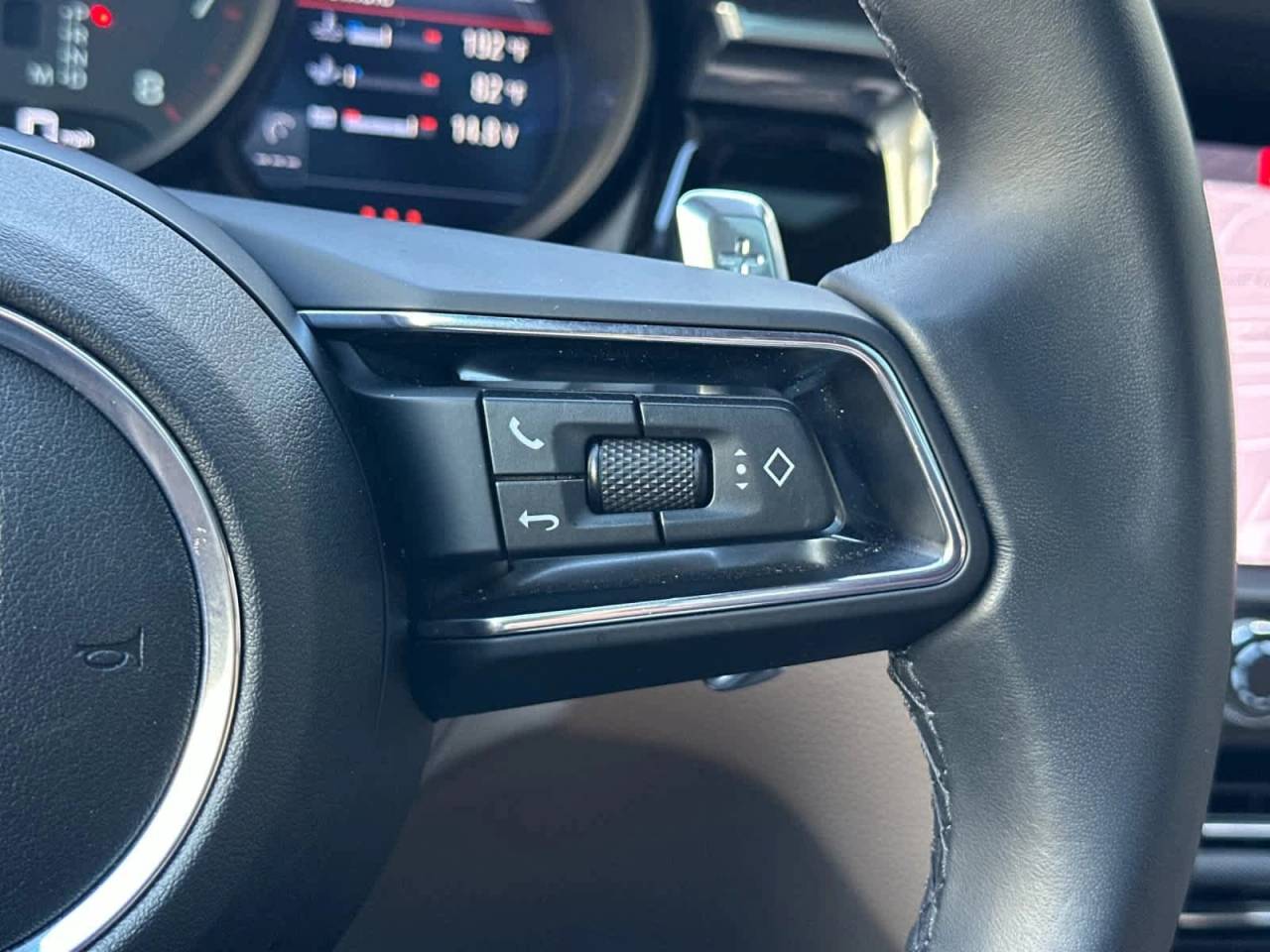 2025 Porsche Macan AWD