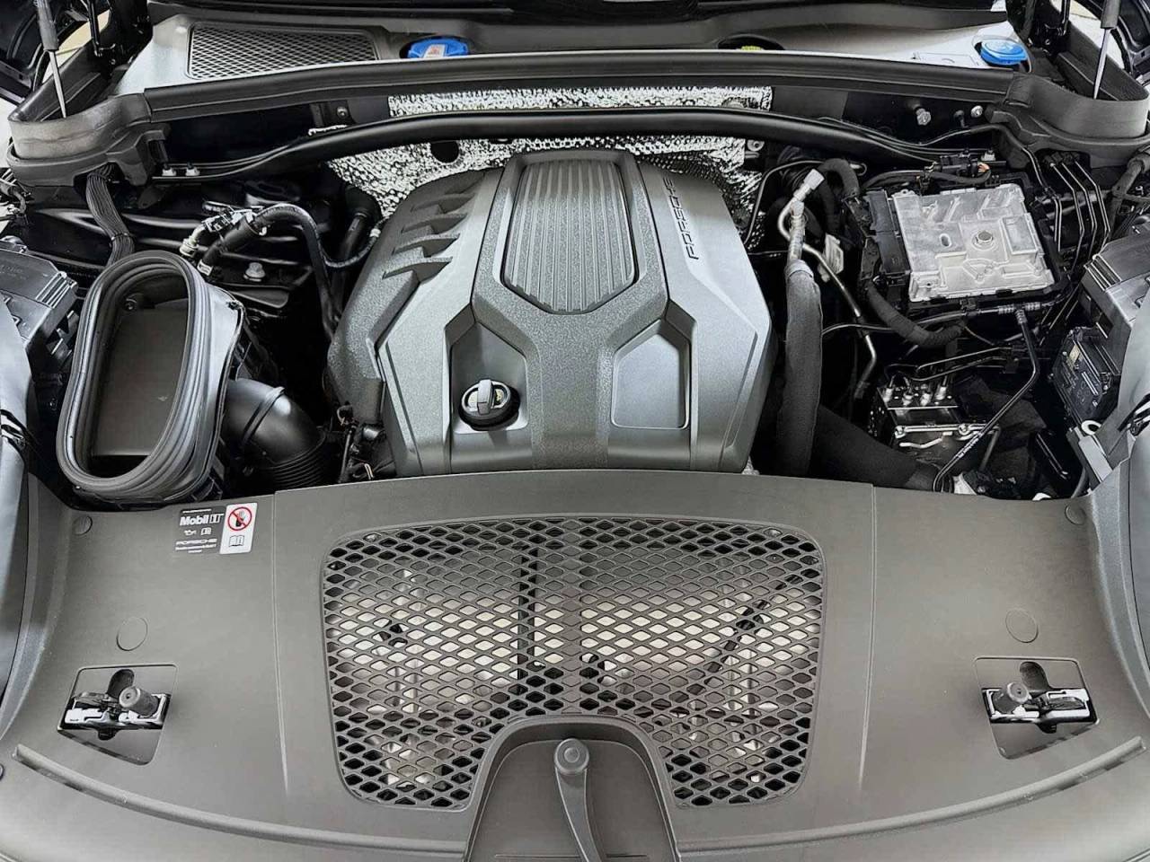 2025 Porsche Macan AWD