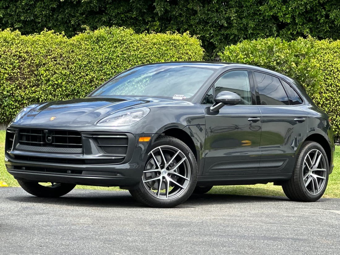 2025 Porsche Macan — photo 1 of 34