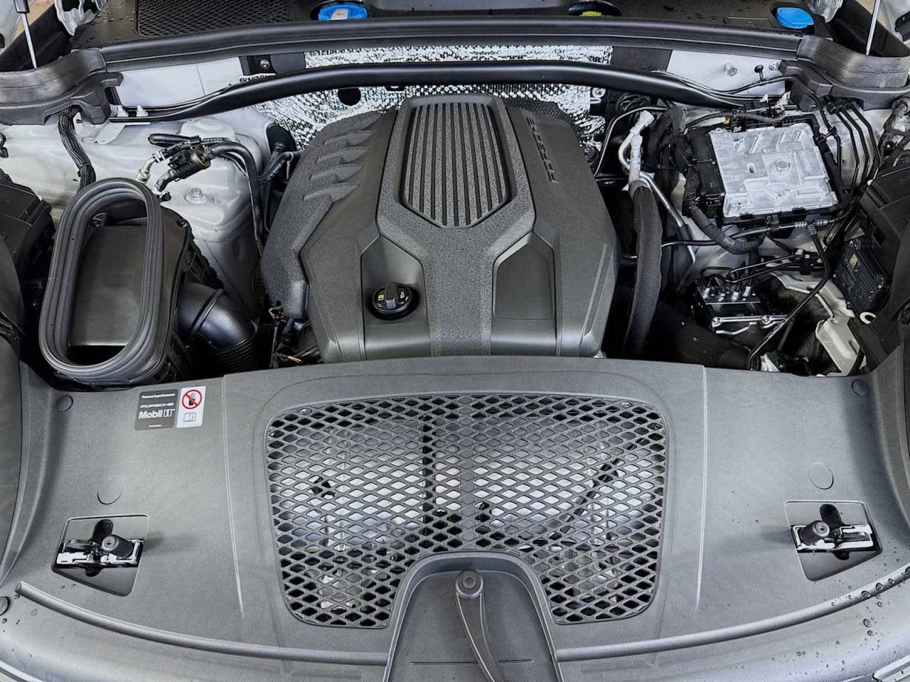 2026 Porsche Macan AWD