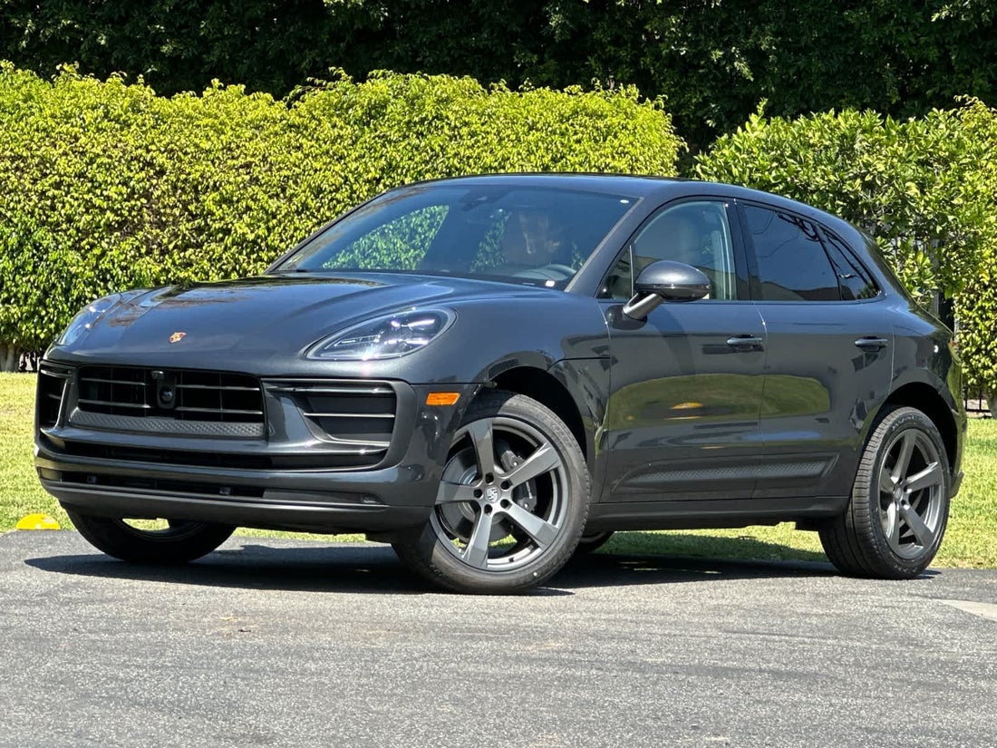 2026 Porsche Macan — photo 1 of 33