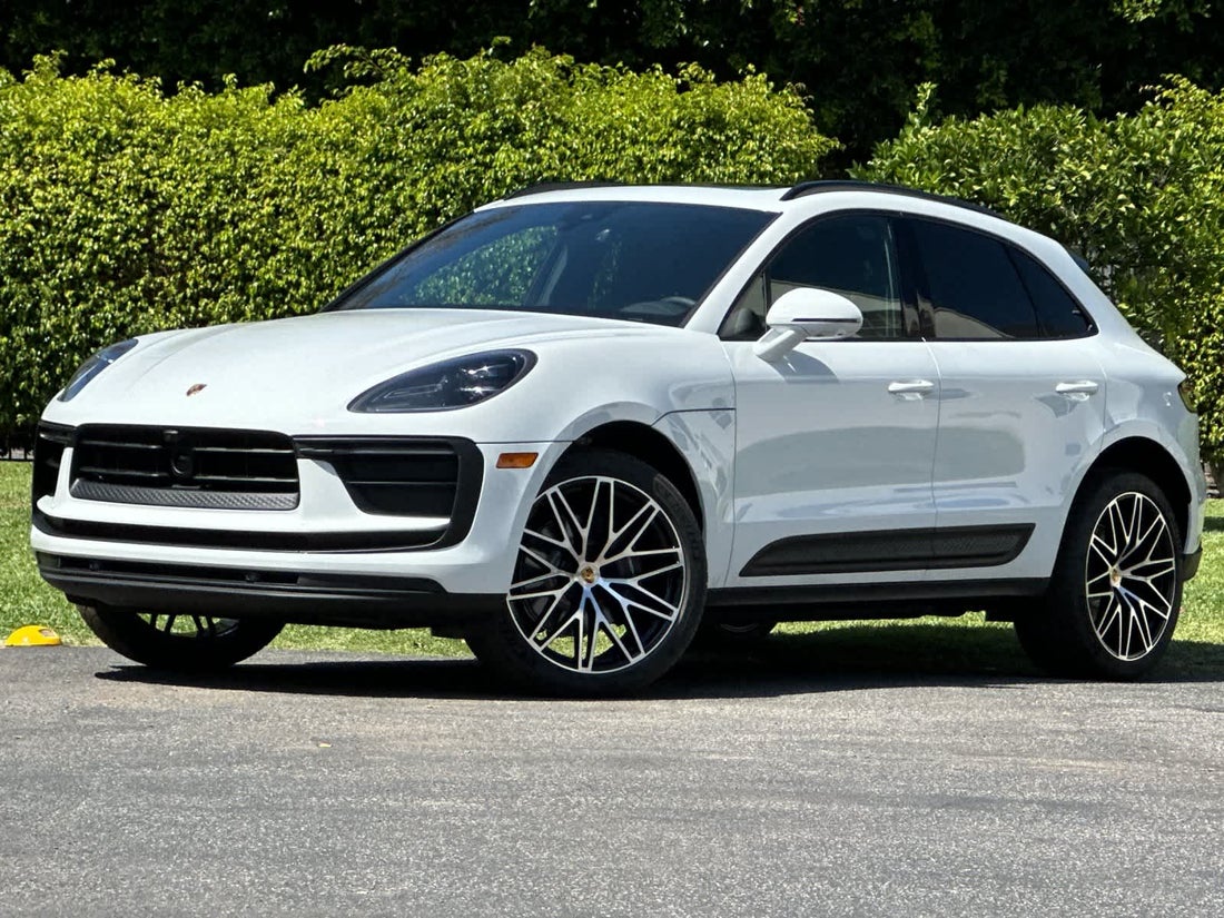 2026 Porsche Macan — photo 1 of 33