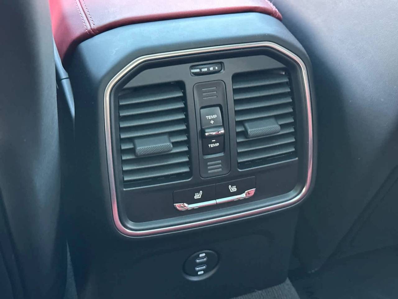 2025 Porsche Macan AWD