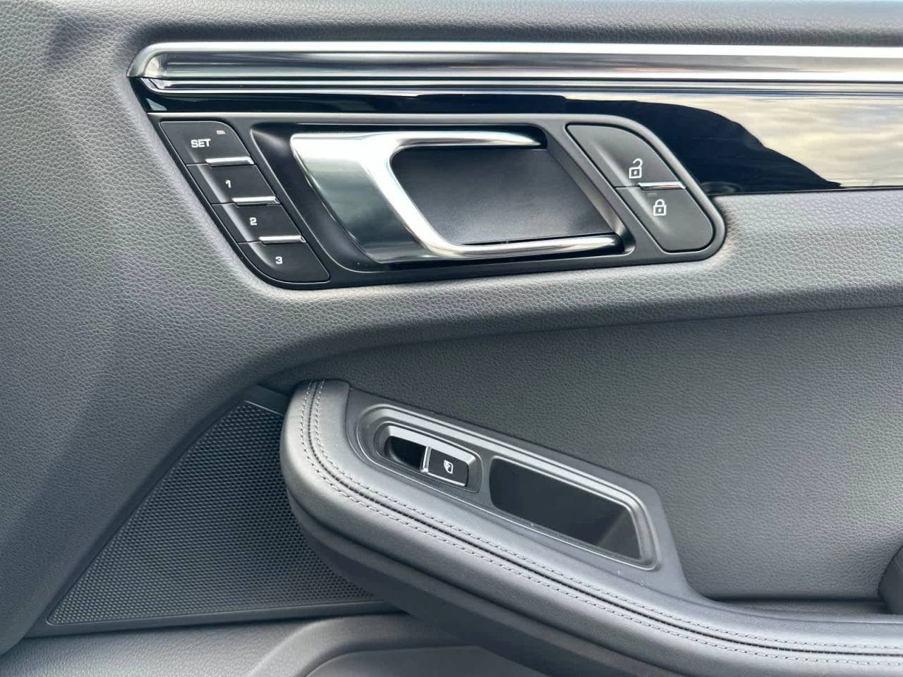 2025 Porsche Macan AWD