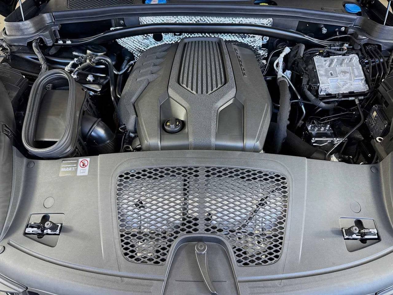 2025 Porsche Macan AWD