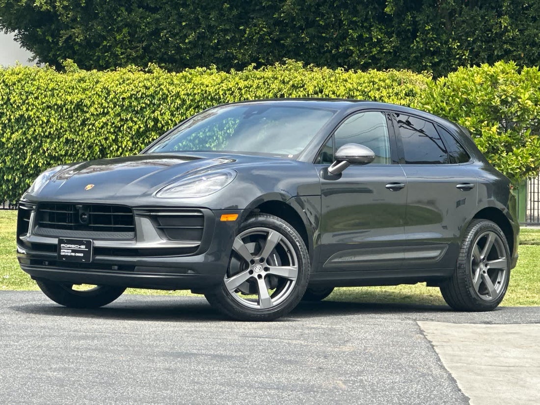 2026 Porsche Macan T — photo 1 of 34