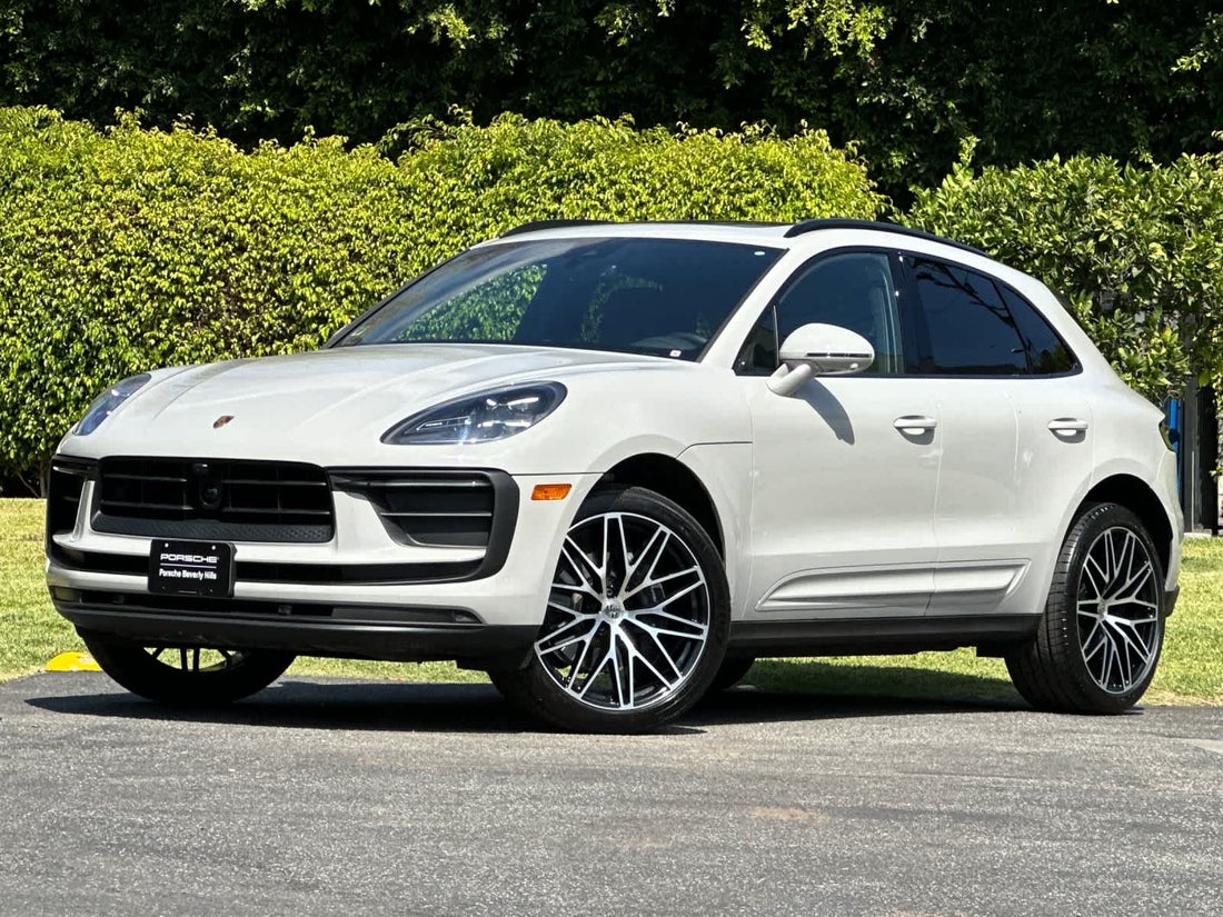 2026 Porsche Macan — photo 1 of 33