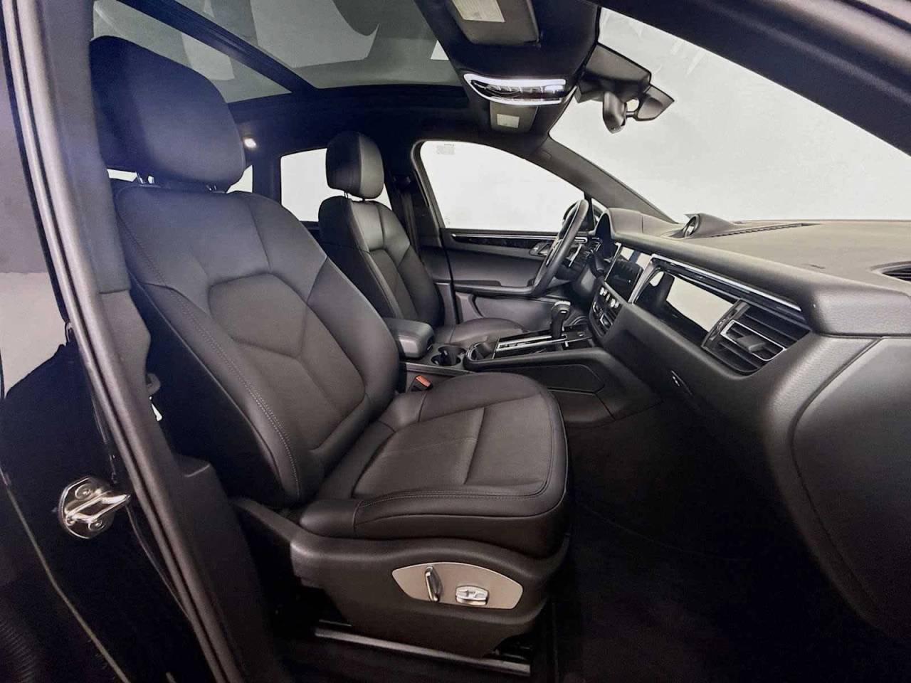 2025 Porsche Macan AWD