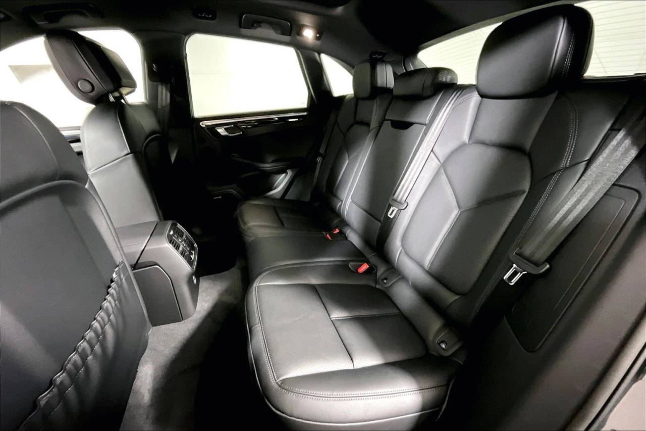 2025 Porsche Macan AWD