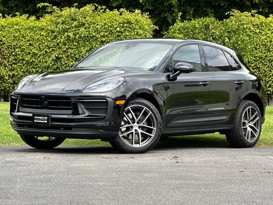 2026 Porsche Macan — photo 1 of 32