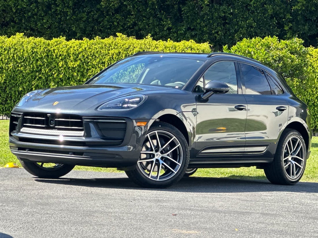 2026 Porsche Macan — photo 1 of 1