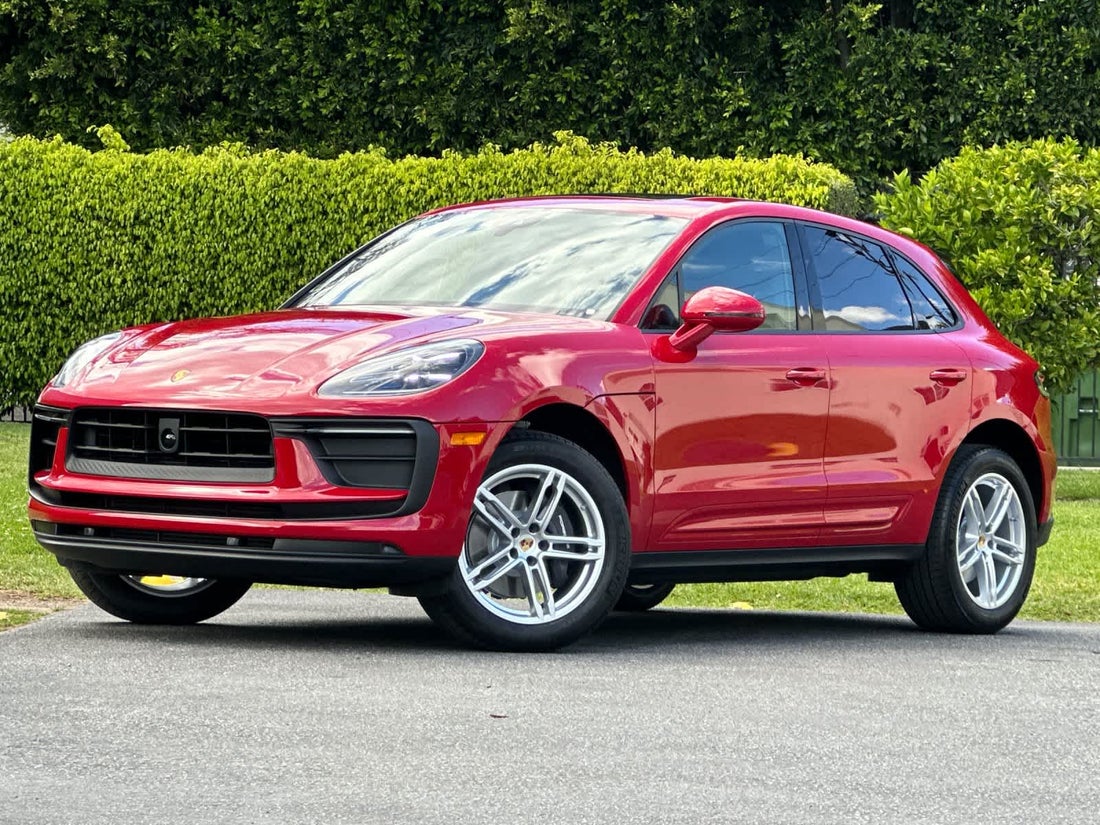 2026 Porsche Macan — photo 1 of 1