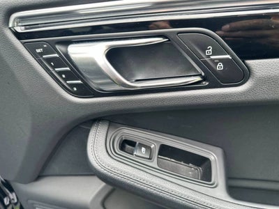 2025 Porsche Macan AWD