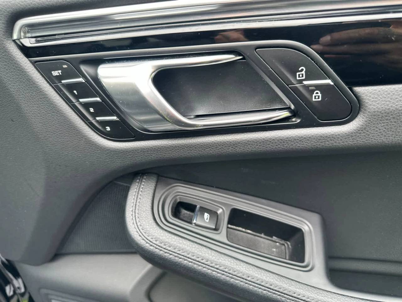 2025 Porsche Macan AWD