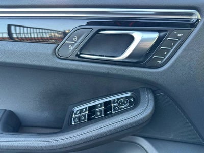 2025 Porsche Macan AWD