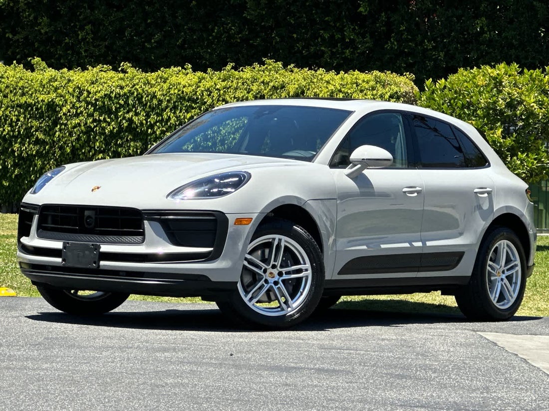 2025 Porsche Macan — photo 1 of 33