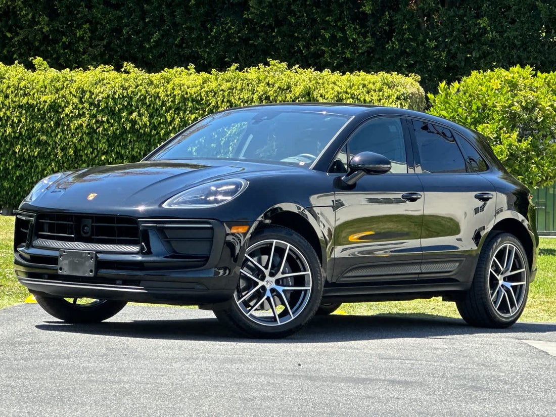 2025 Porsche Macan — photo 1 of 33