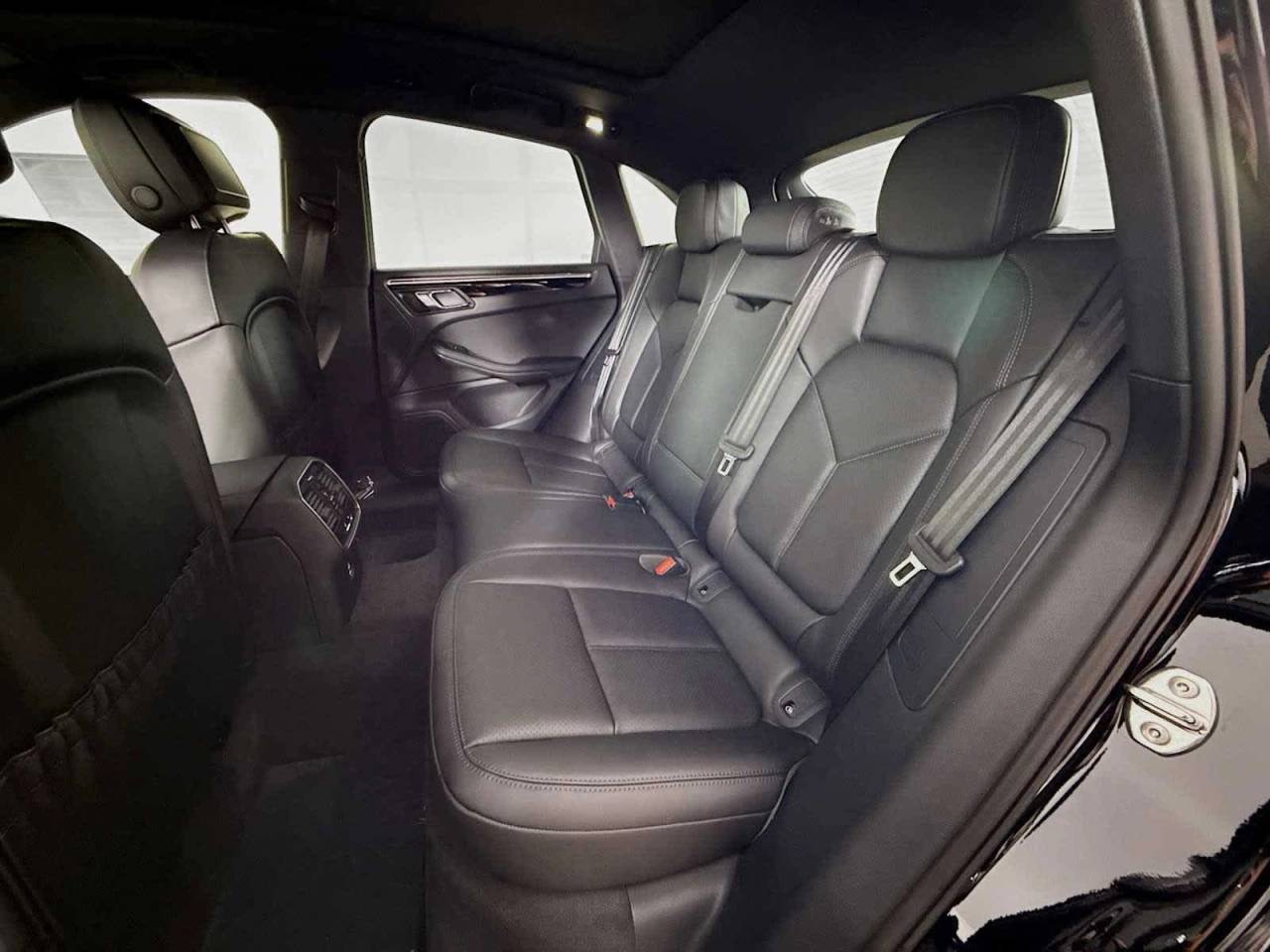 2025 Porsche Macan AWD