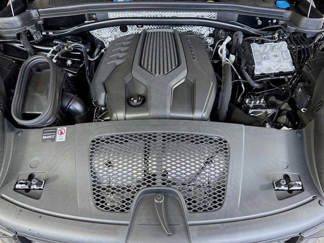 2025 Porsche Macan AWD