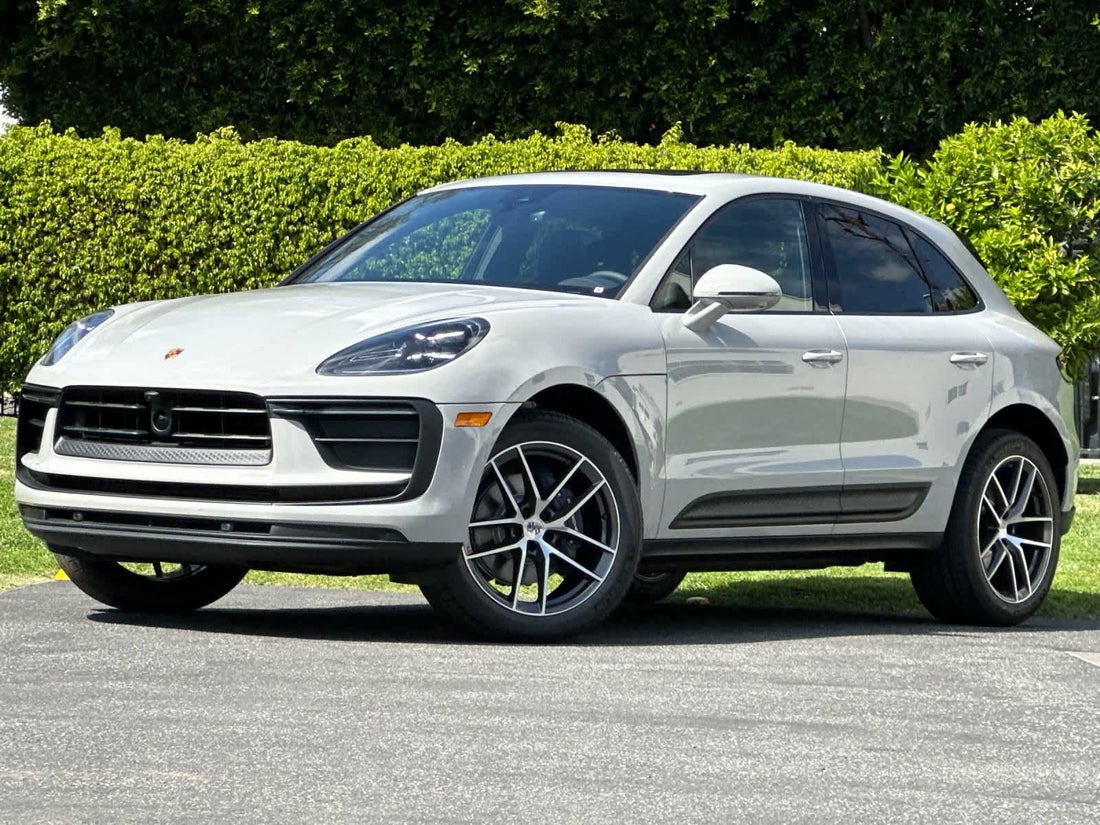 2026 Porsche Macan — photo 1 of 1