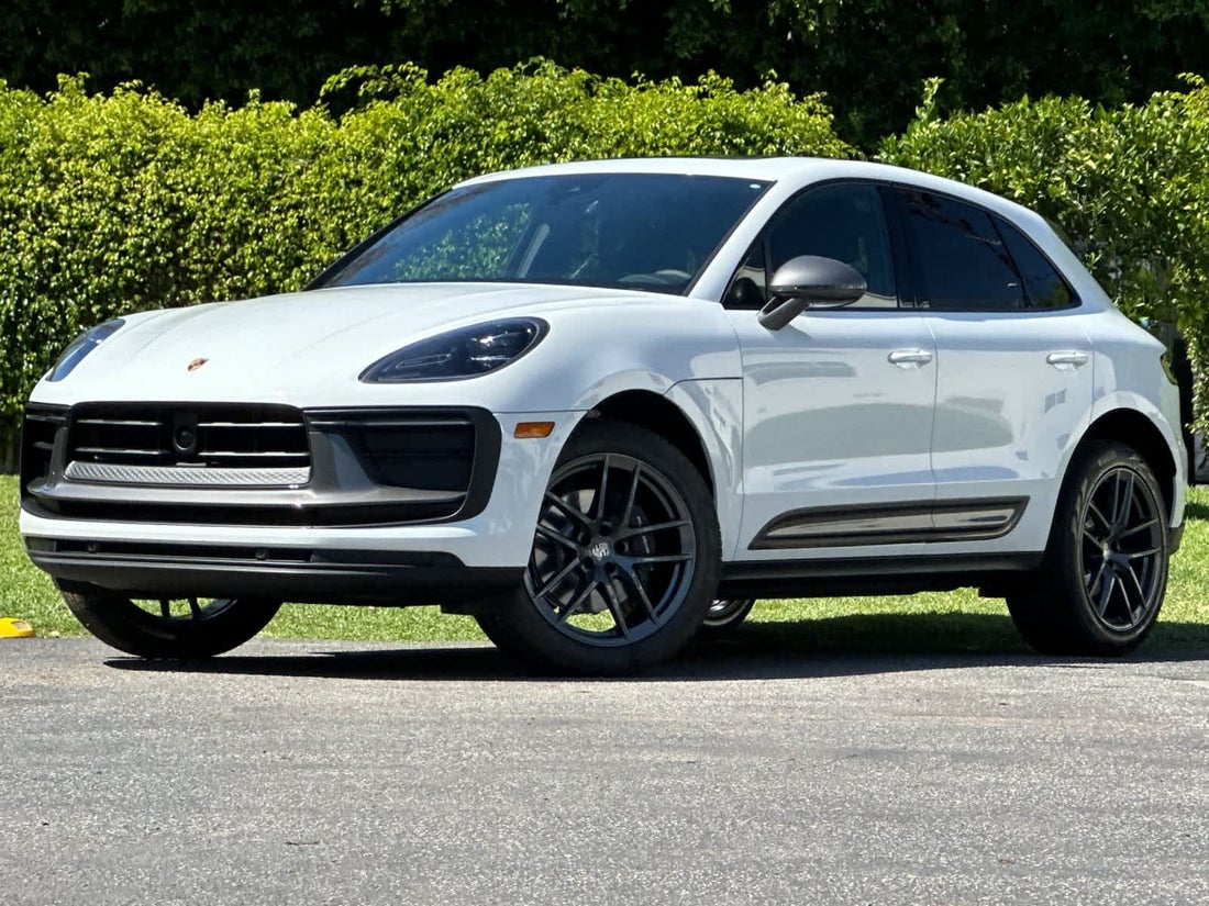 2026 Porsche Macan T — photo 1 of 32