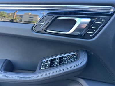 2025 Porsche Macan AWD