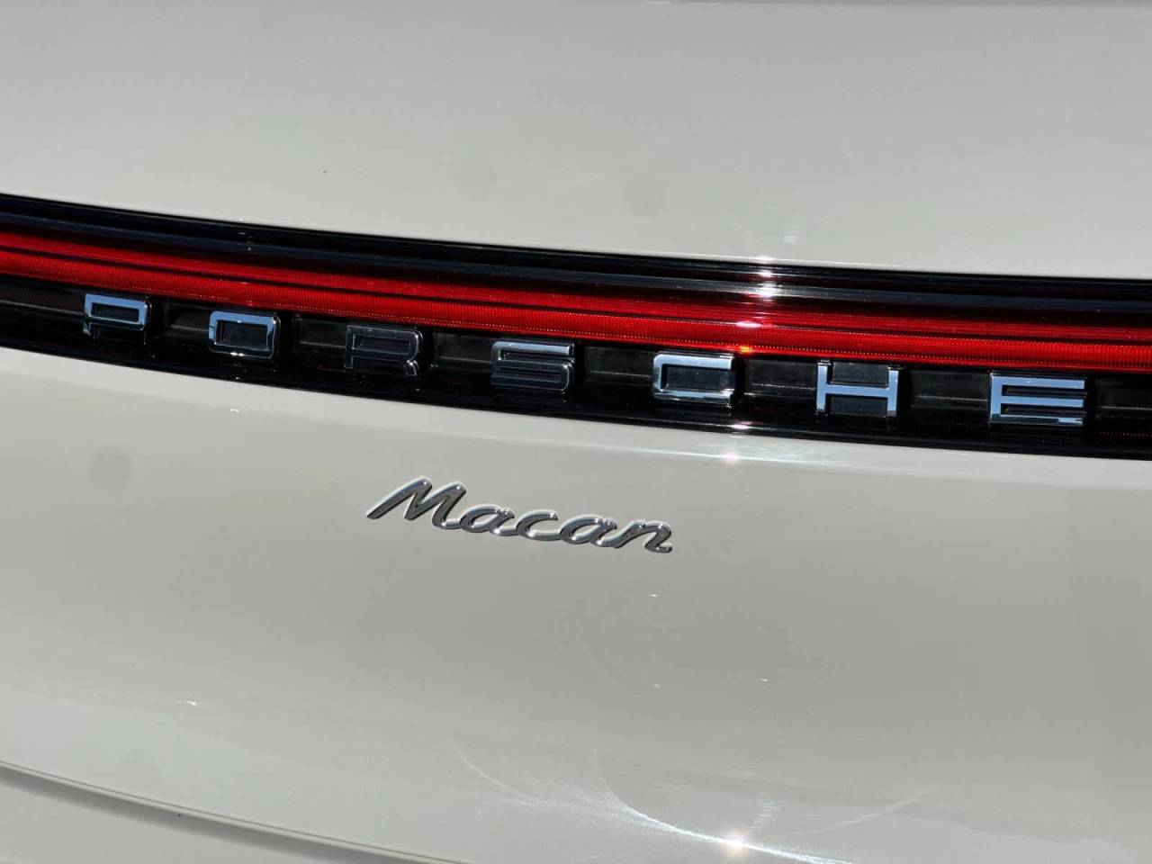 2025 Porsche Macan AWD