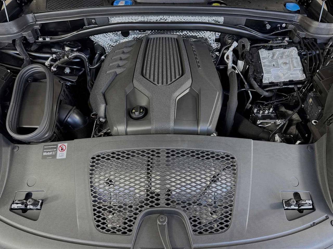 2026 Porsche Macan AWD