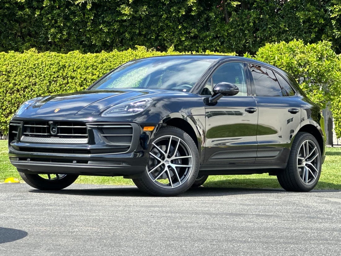 2026 Porsche Macan — photo 1 of 33