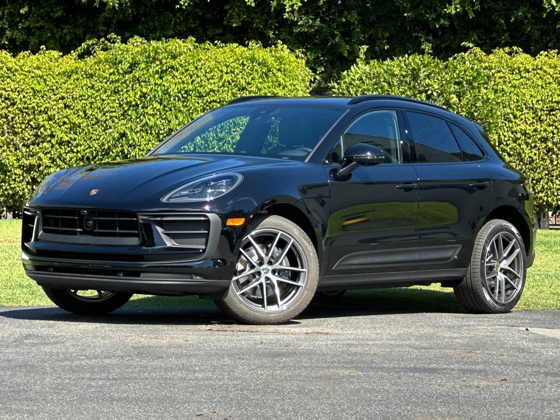 2026 Porsche Macan — photo 1 of 33
