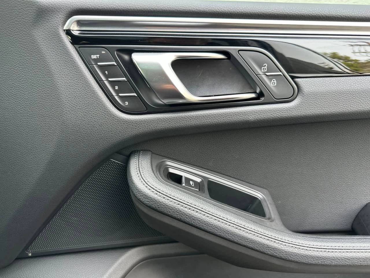 2025 Porsche Macan AWD