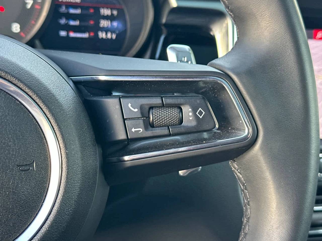 2025 Porsche Macan AWD