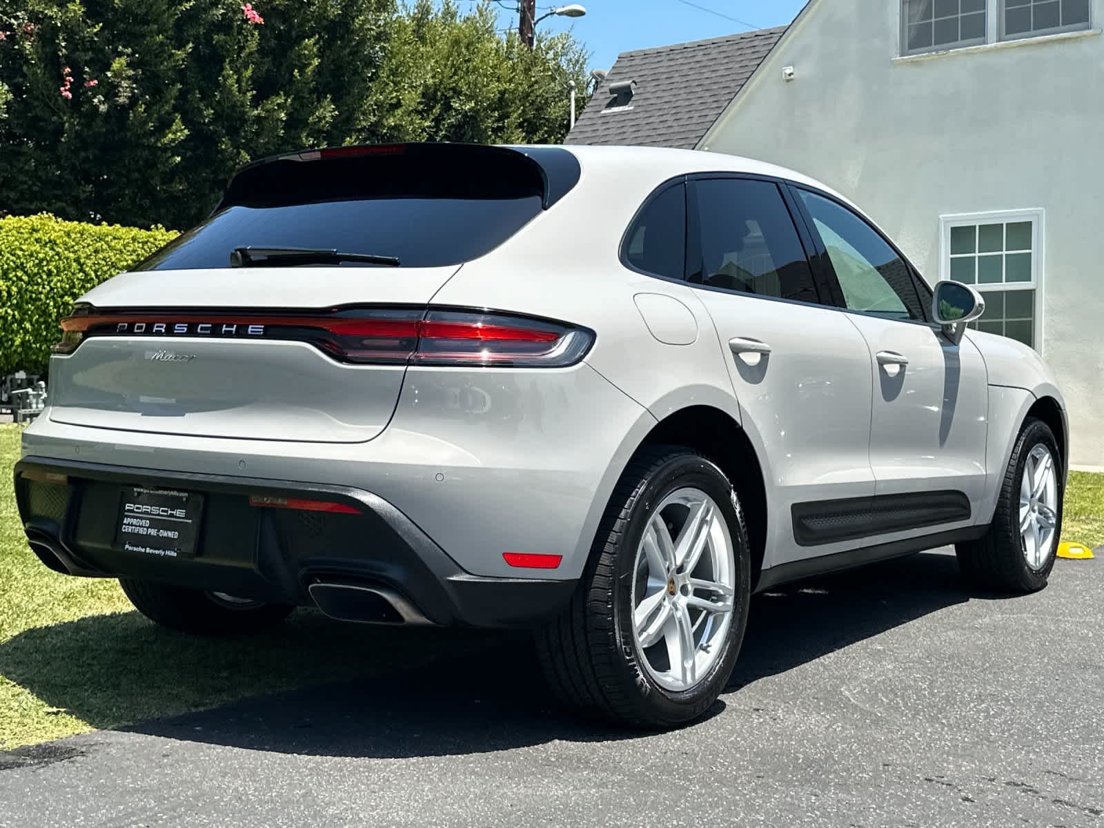 2025 Porsche Macan Base