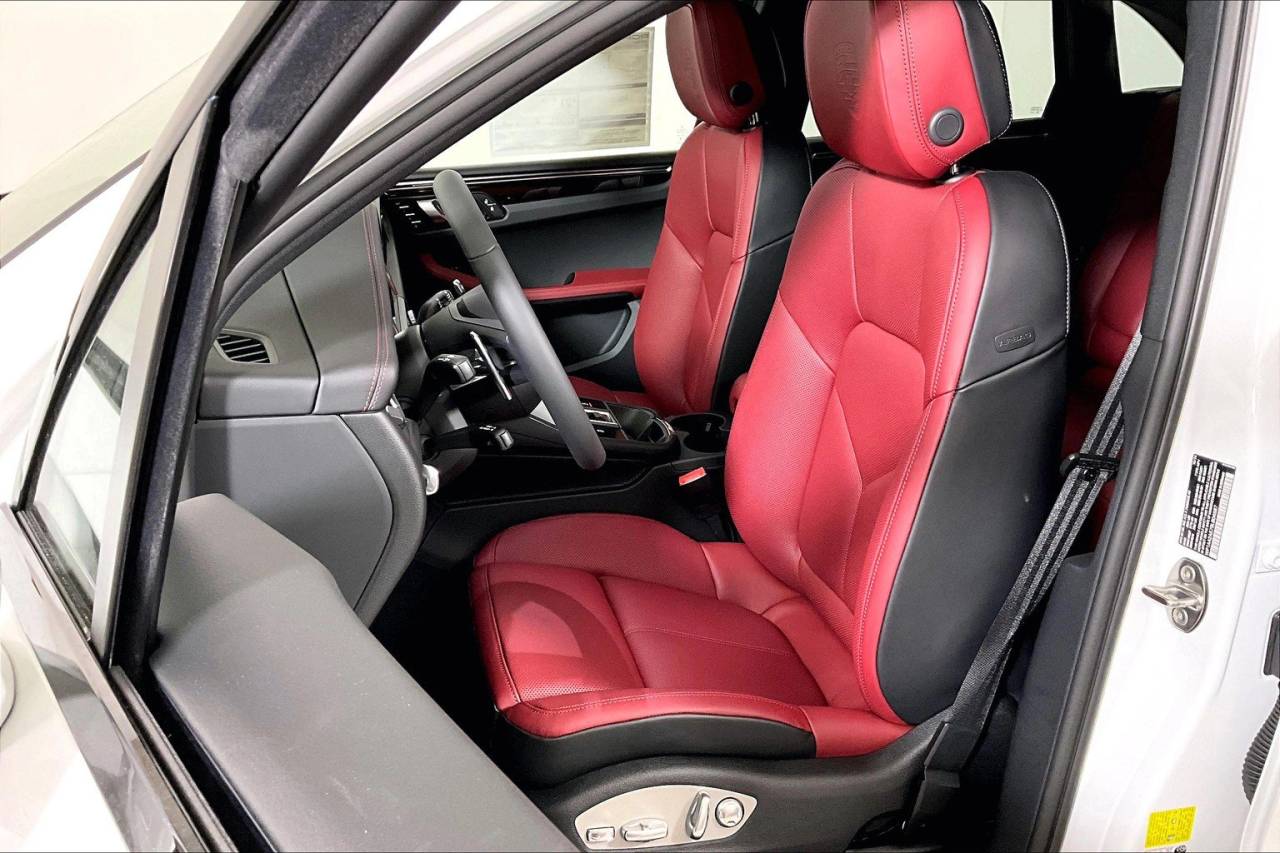 2025 Porsche Macan AWD