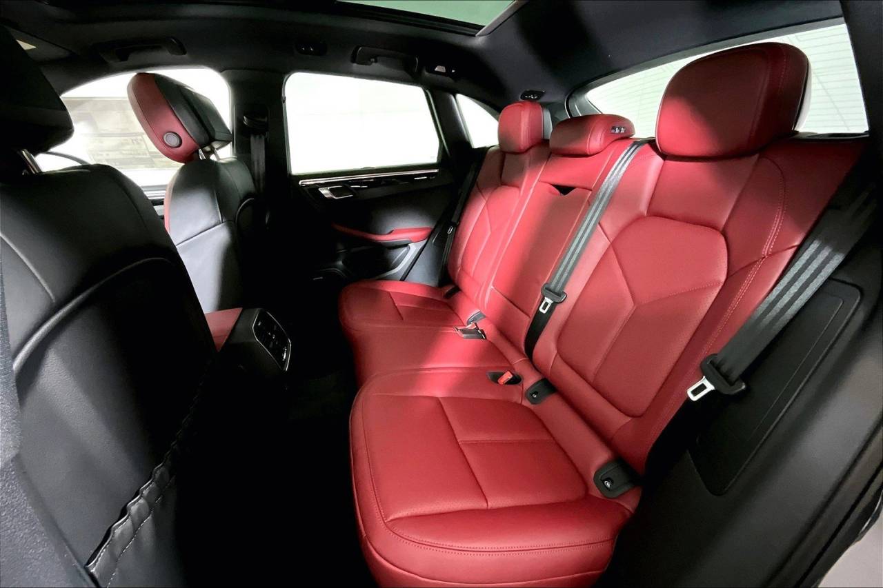 2025 Porsche Macan AWD