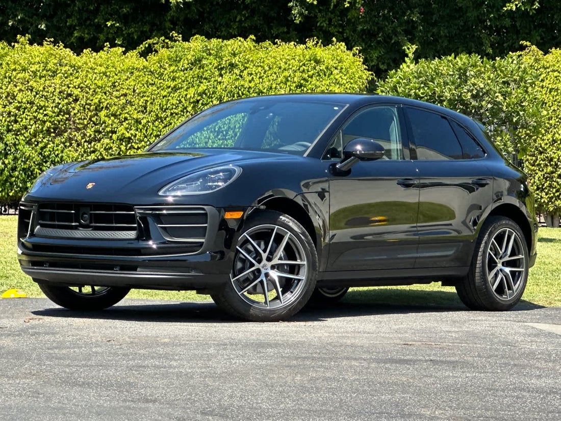 2025 Porsche Macan — photo 1 of 32