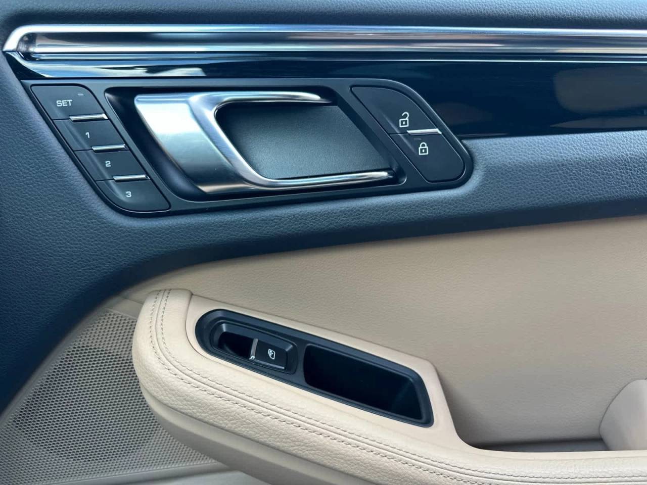 2025 Porsche Macan AWD