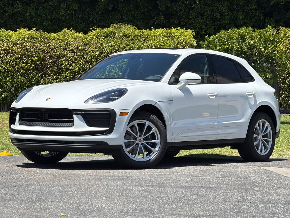 2026 Porsche Macan — photo 1 of 32