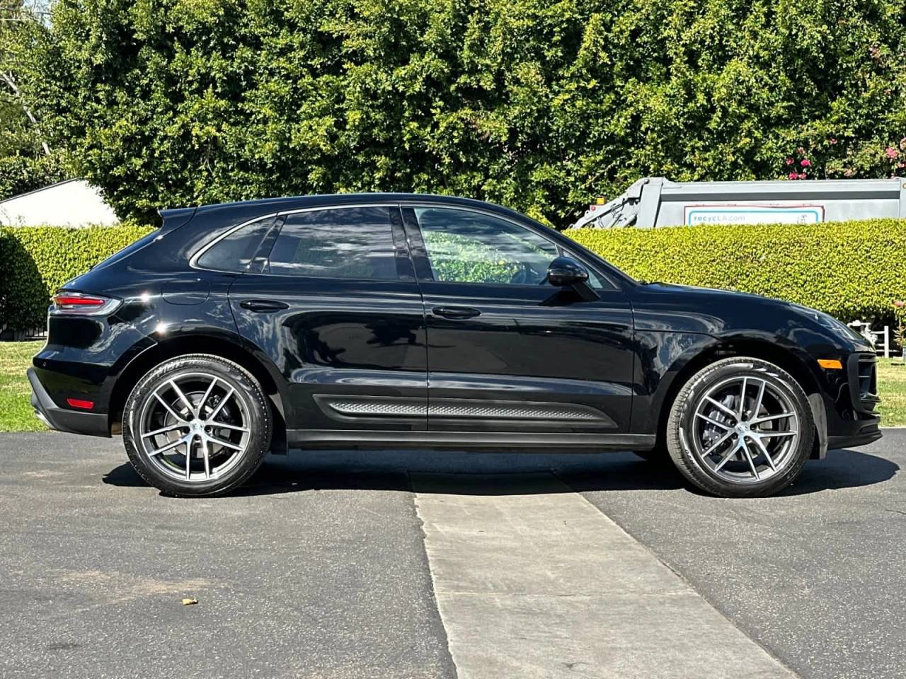 2025 Porsche Macan AWD