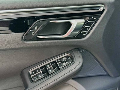 2025 Porsche Macan AWD