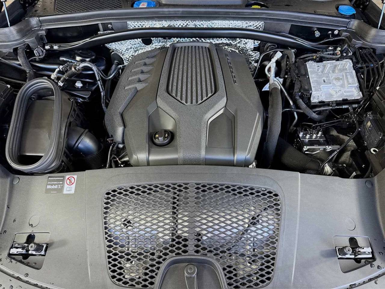 2025 Porsche Macan AWD