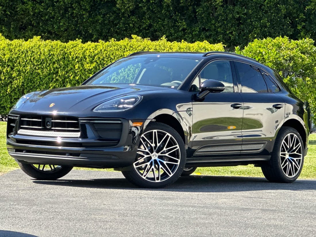 2026 Porsche Macan — photo 1 of 1
