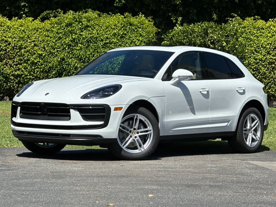 2026 Porsche Macan — photo 1 of 32