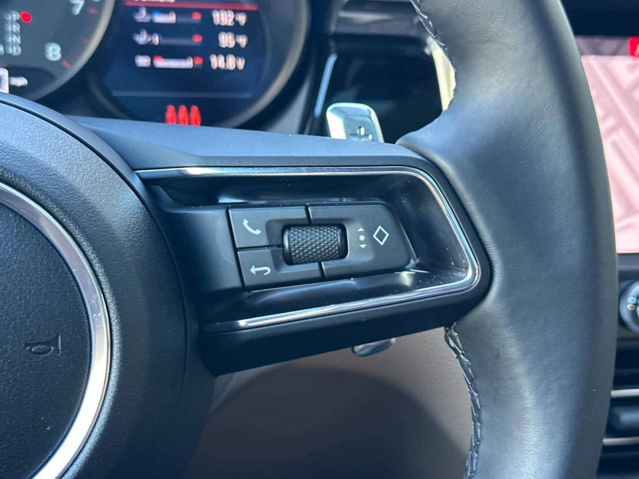 2025 Porsche Macan AWD