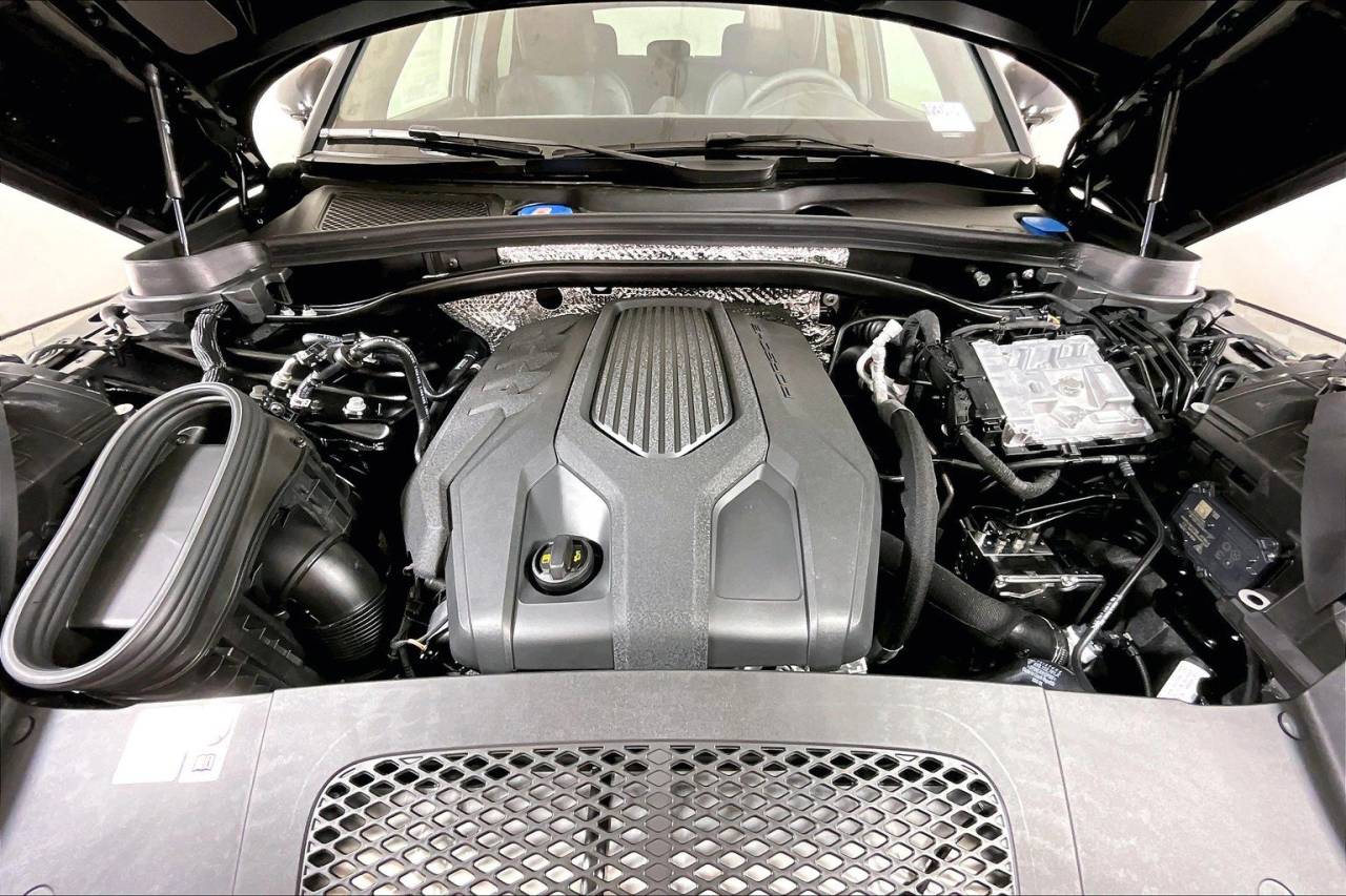 2025 Porsche Macan Base