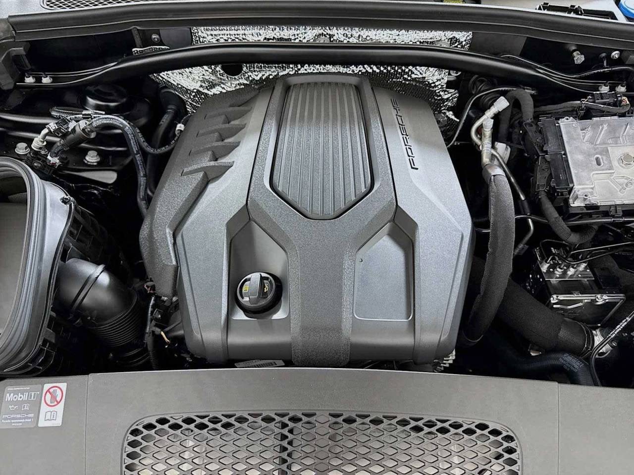 2025 Porsche Macan AWD