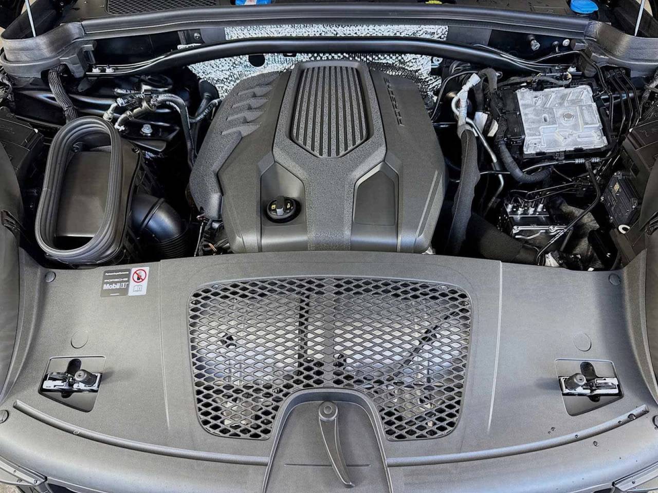 2025 Porsche Macan AWD