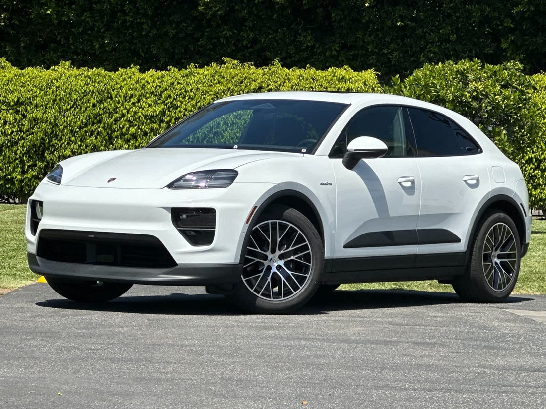 2026 Porsche Macan 4 Electric — photo 1 of 34
