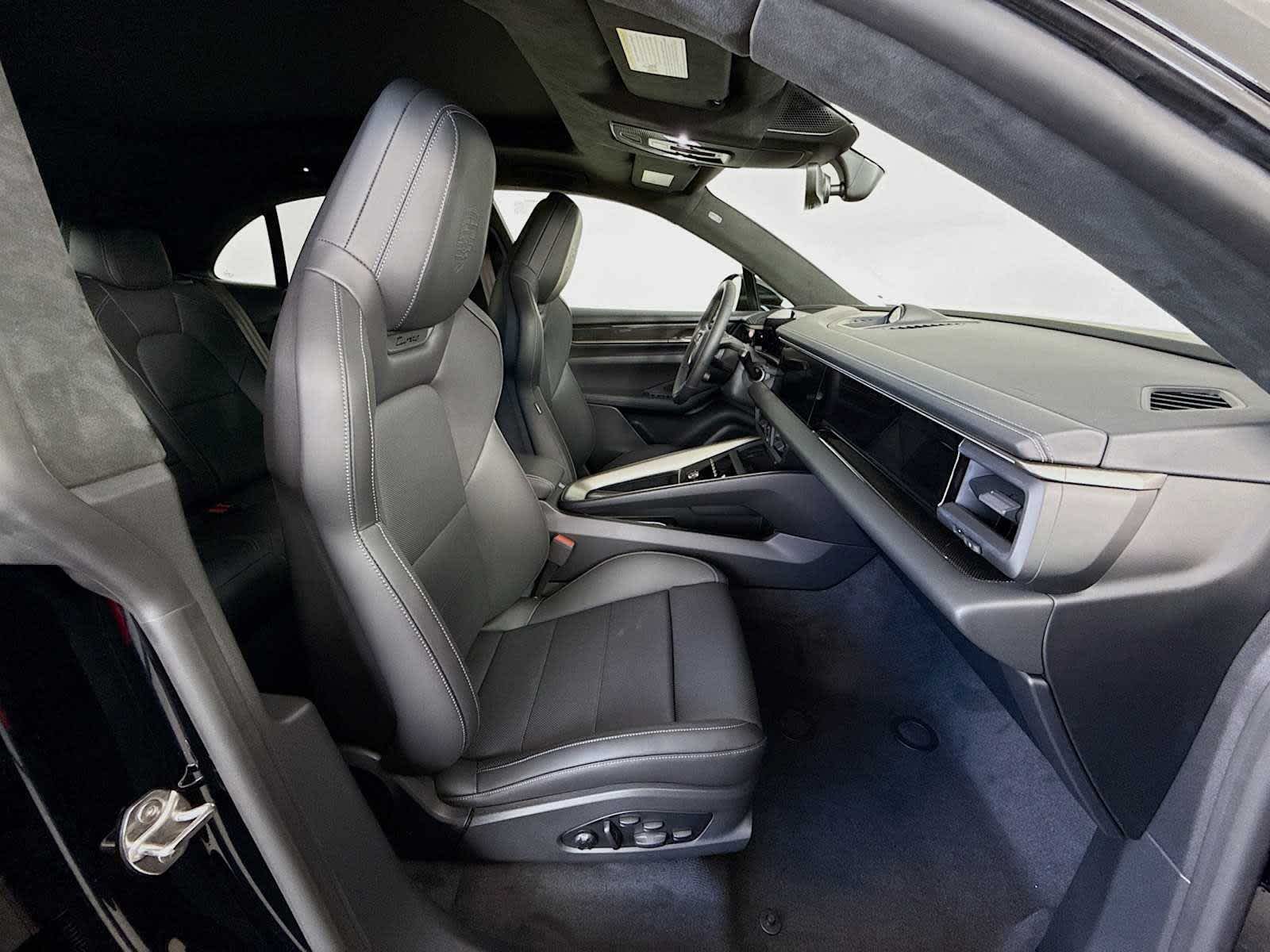 2025 Porsche Macan Macan Turbo Electric